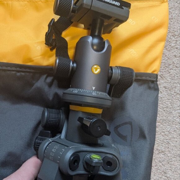 Vanguard Alta Pro 2+ 263CB 100 Carbon Fiber Tripod with Alta BH-100 Ball Head - Picture 3 of 9